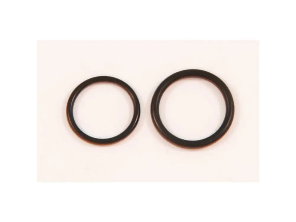 Zwei schwarze O-Ringe, unterschiedlich groß, auf hellem Hintergrund. Sie gehören zu einem Dichtungssatz von Ideal Standard.